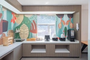 A kitchen with a window, a coffee machine, and a microwave. - HanTing Hotel (Shanghai Hongqiao Railway Station) (Shanghai)