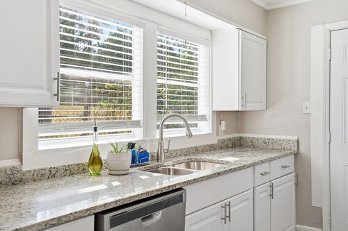 East Lake Cottage - Close to Airport