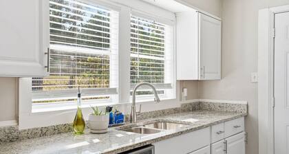 East Lake Cottage - Close to Airport