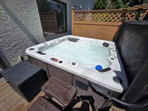 Outdoor spa tub - Work or play, relax in your own private hot tub or kick back and watch a movie! (West Kelowna)