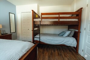 Tabla de planchar con plancha, wifi y ropa de cama