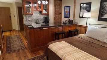 Tabla de planchar con plancha, wifi gratis y ropa de cama