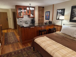 Tabla de planchar con plancha, wifi gratis y ropa de cama