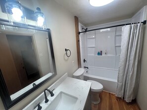 Secador de pelo, toallas, jabón, shampoo