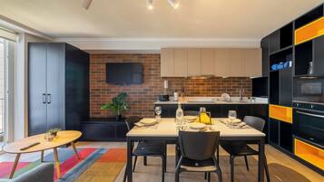 Een koelkast, een magnetron, een oven, een kookplaat