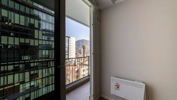 Een laptopwerkplek, een strijkplank/strijkijzer, gratis wifi