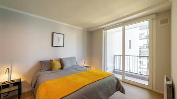 Een laptopwerkplek, een strijkplank/strijkijzer, gratis wifi