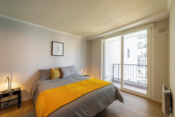 Een laptopwerkplek, een strijkplank/strijkijzer, gratis wifi