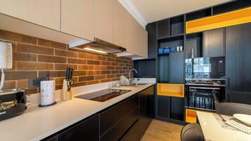 Een koelkast, een magnetron, een oven, een kookplaat