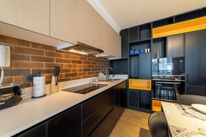 Een koelkast, een magnetron, een oven, een kookplaat