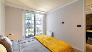 Een laptopwerkplek, een strijkplank/strijkijzer, gratis wifi