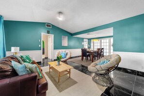 TV connectée, jeux vidéo, table de tennis de table, livres