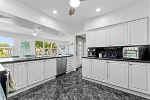 Fridge, microwave, oven, stovetop - Large 12-Guest Home w/ Pool – Hollywood FL (Hollywood)