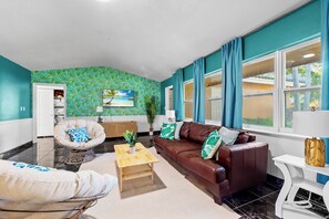 TV connectée, jeux vidéo, table de tennis de table, livres