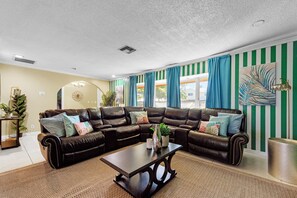 Smart TV, video games, table tennis, books - Large 12-Guest Home w/ Pool – Hollywood FL (Hollywood)