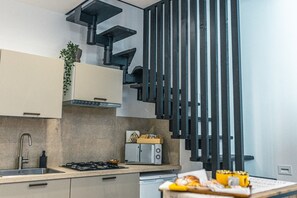 Fridge, microwave, stovetop, electric kettle - Mirò Suite, elegant apartment 300 meters from the cathedral, in the historic center (Catania)