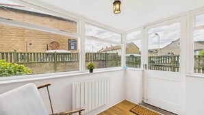 A room with a view of a brick wall and a wooden fence outside. - Host Stay Highgarth (Seahouses)