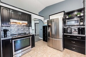 Superior House, Private Bathroom, Park View (Full Private House) | Shared kitchen | Highchair, spices, paper towels, kitchen islands - Covington Close (Calgary)