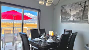 Superior House, Private Bathroom, Park View (Full Private House) | Dapur berkongsi | Kerusi tinggi, rempah, tisu, kabinet dapur berasingan