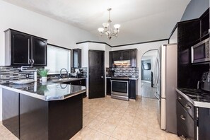 Superior House, Private Bathroom, Park View (Full Private House) | Dapur berkongsi | Kerusi tinggi, rempah, tisu, kabinet dapur berasingan 