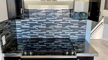 Superior huis, privébadkamer, uitzicht op park (Full Private House) | Gemeenschappelijke keuken | Een kinderstoel, kruiden, keukenpapier, een keukeneiland