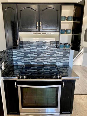 高級單棟房屋, 私人浴室, 公園景 (Full Private House) | 共用廚房 | 高腳椅、香料、紙手巾、廚房中島