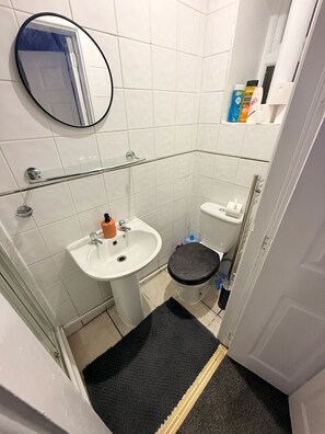 Hårtork, handdukar, tvål och toalettpapper