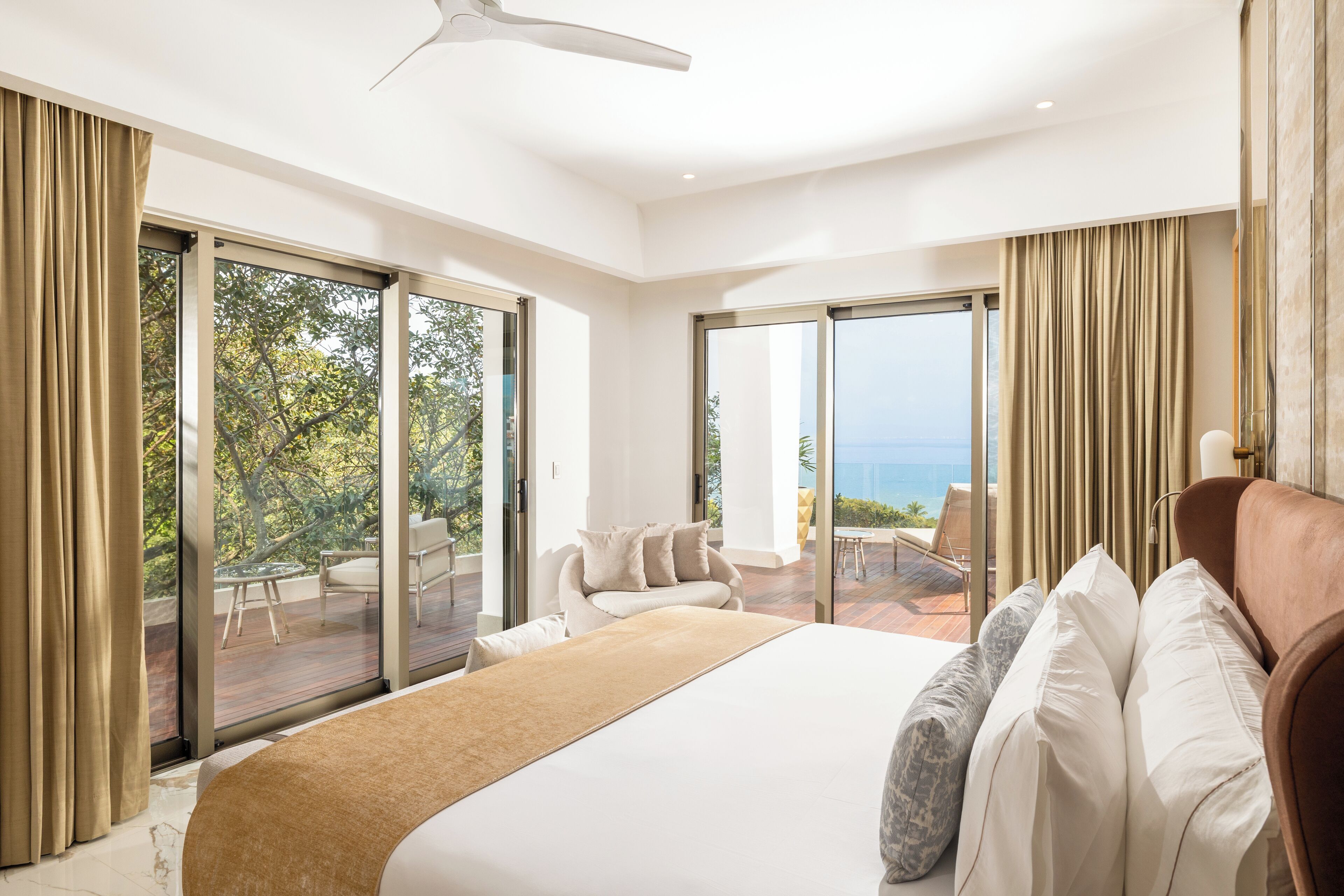 Suite Deluxe, 1 cama King size, vista al mar | Minibar, caja de seguridad en la habitación y escritorio 