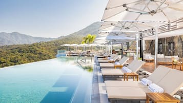 4 albercas al aire libre, sombrillas en la alberca y camastros