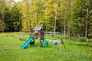 Children’s area - Red Chalet Cabin Catskills In Grahamsville Near Hiking and Views (Grahamsville)