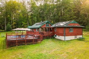 Outdoor spa tub - Red Chalet Cabin Catskills In Grahamsville Near Hiking and Views (Grahamsville)