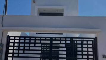 Façana frontal de l'allotjament