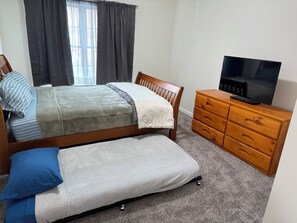 3 عدّة غرف نوم ومكواة/لوح كي وواي فاي وملاءات أسرّة