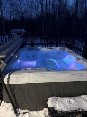 Outdoor spa tub - Brand New 3-bedroom house in Tannersville 3 miles from Hunter Mountain (Tannersville)