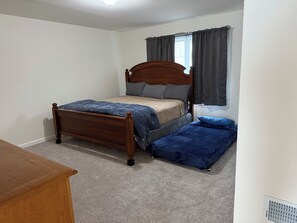 3 habitaciones, tabla de planchar con plancha, wifi y ropa de cama 