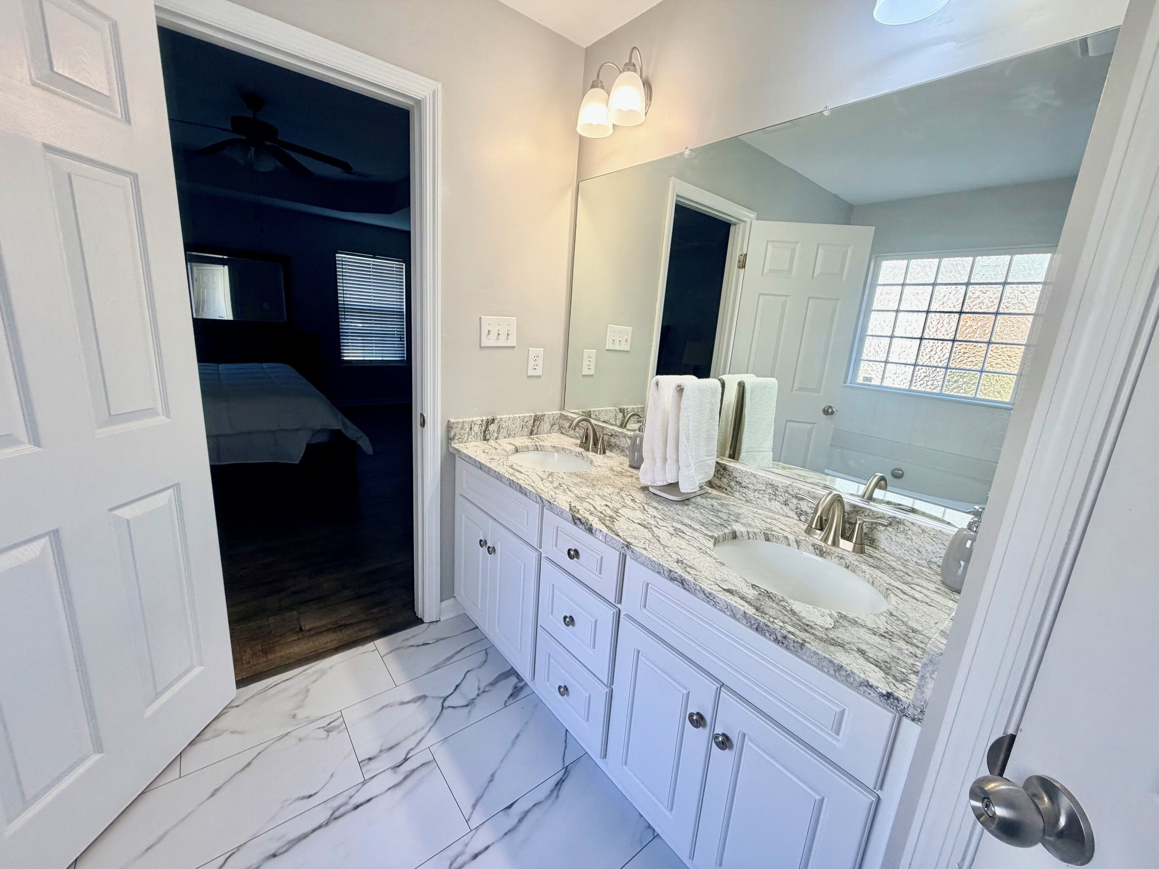 Dusj, hårføner, håndklær og såpe