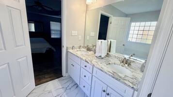 Dusj, hårføner, håndklær og såpe