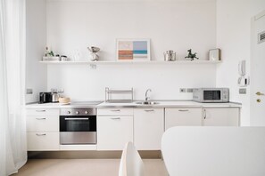 Lägenhet - utsikt mot staden | Eget kök | Kylskåp, mikrovågsugn, ugn och spishäll