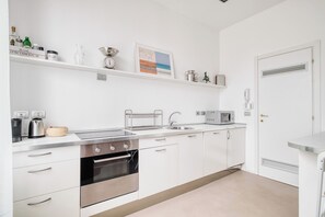 Apartment, City View | Private kitchen | Fridge, microwave, oven, stovetop - Poerio by Wynwood House (Milan)