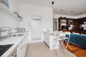 Apartment, City View | Private kitchen | Fridge, microwave, oven, stovetop - Poerio by Wynwood House (Milan)