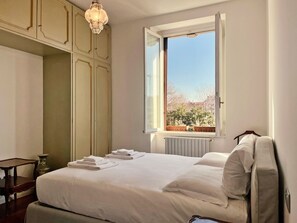 Appartamento, vista città | Ferro/asse da stiro, Wi-Fi gratuito