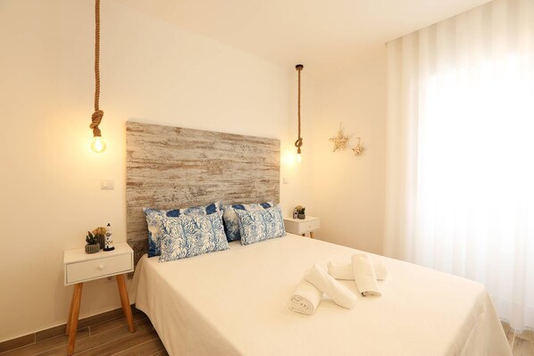 2 bedrooms, iron/ironing board, internet, bed sheets