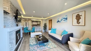 TV - Casa Azul - Cozy Beach Hideaway (Peniche)