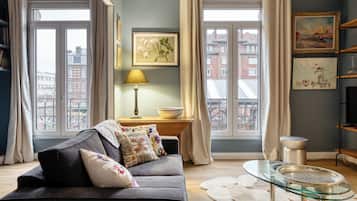 Télévision, livres, chaîne hi-fi