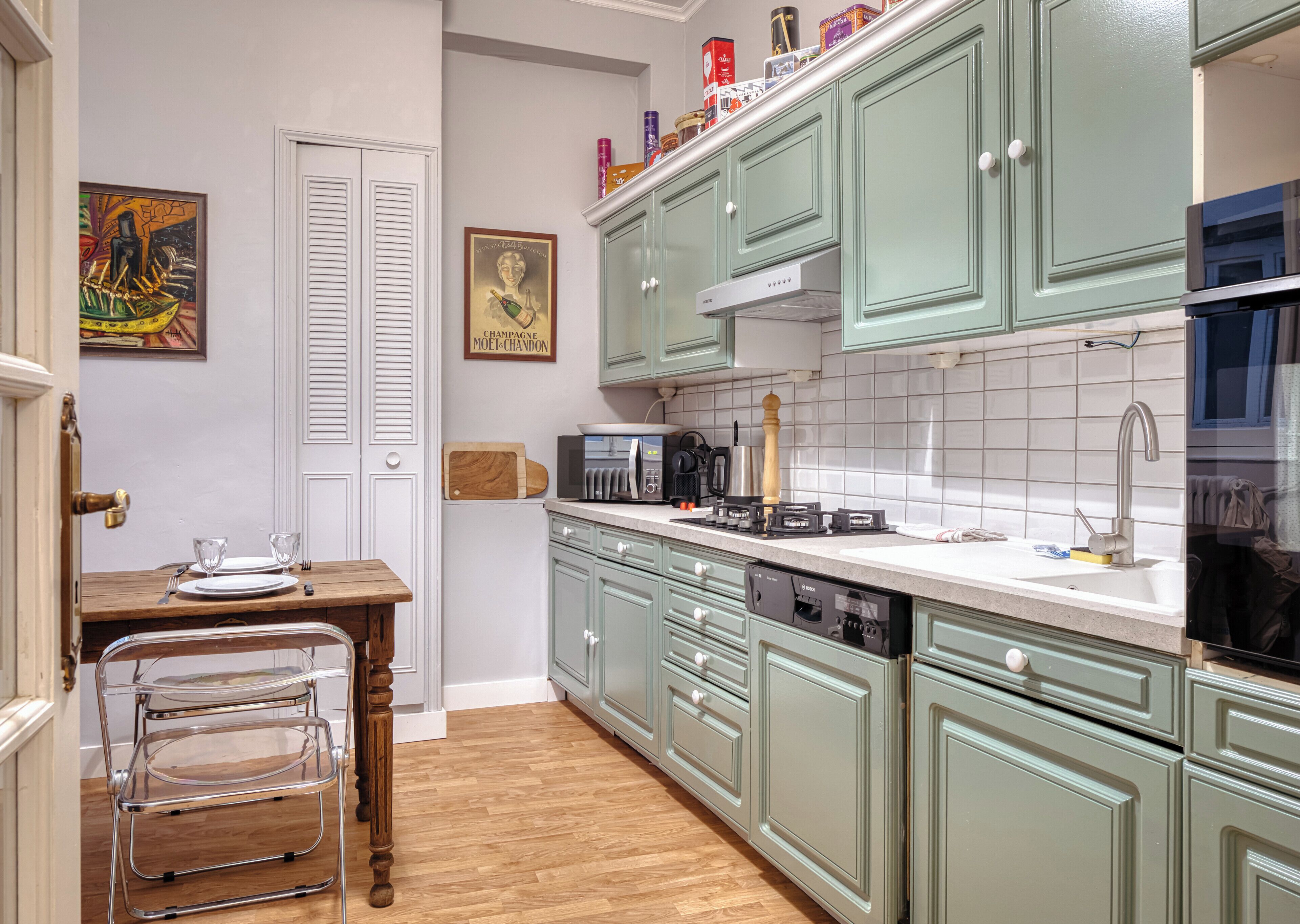 Réfrigérateur, micro-ondes, four, plaque de cuisson