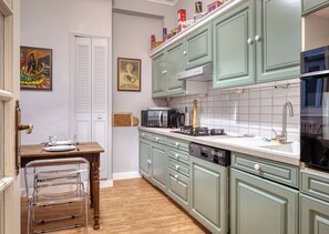 Réfrigérateur, micro-ondes, four, plaque de cuisson