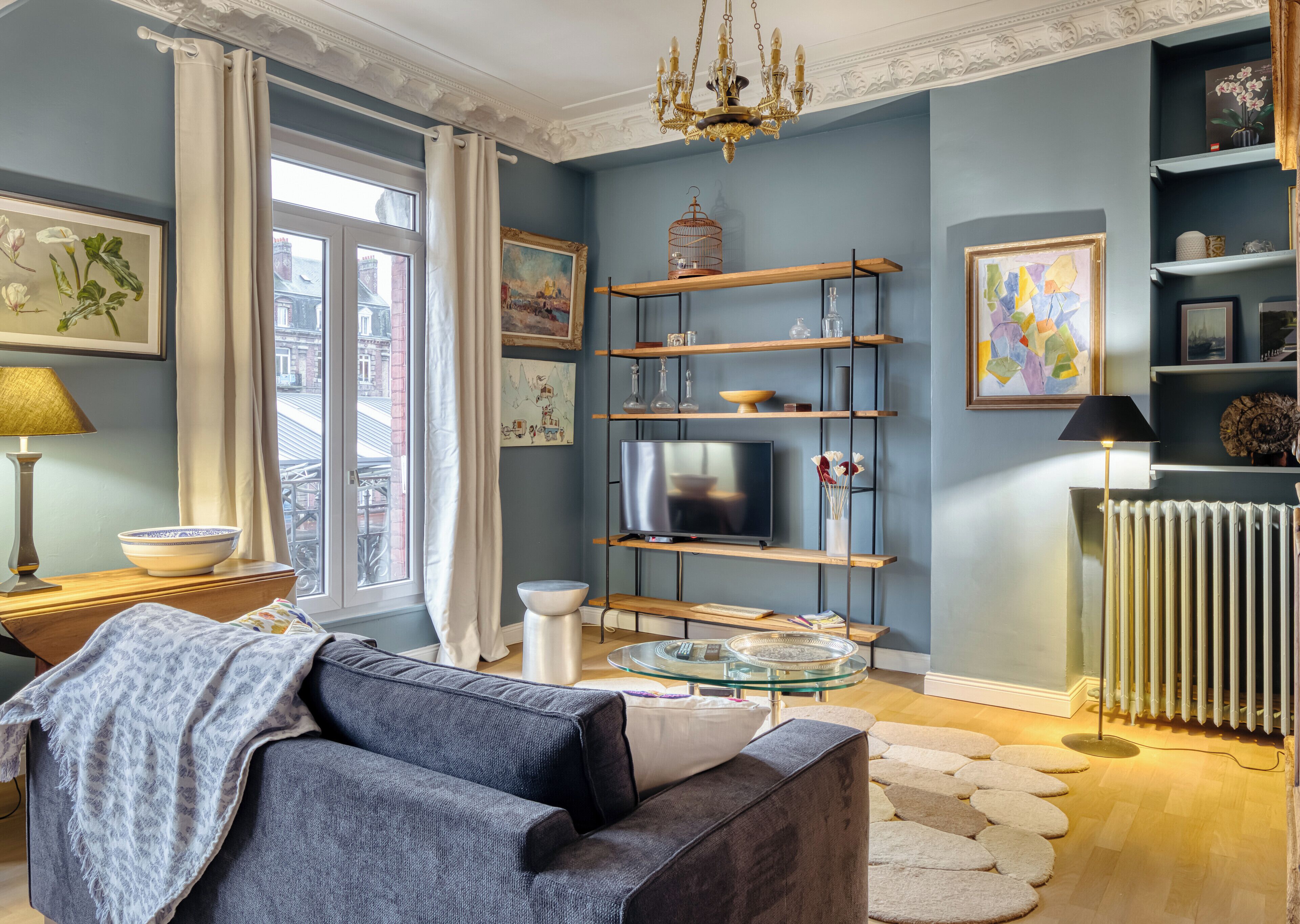 Fernseher, Bücher, Stereoanlage