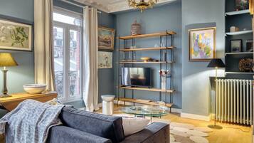 Télévision, livres, chaîne hi-fi