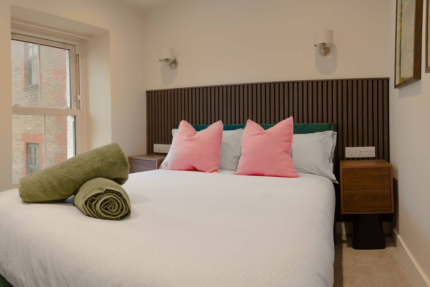 مكتب ومكواة/لوح كي وسرير سفر وواي فاي