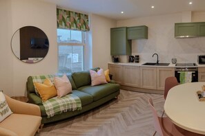 TV - Modern 3BR Flat in Central Plymouth Free Parking Sleeps 6 (Plymouth)